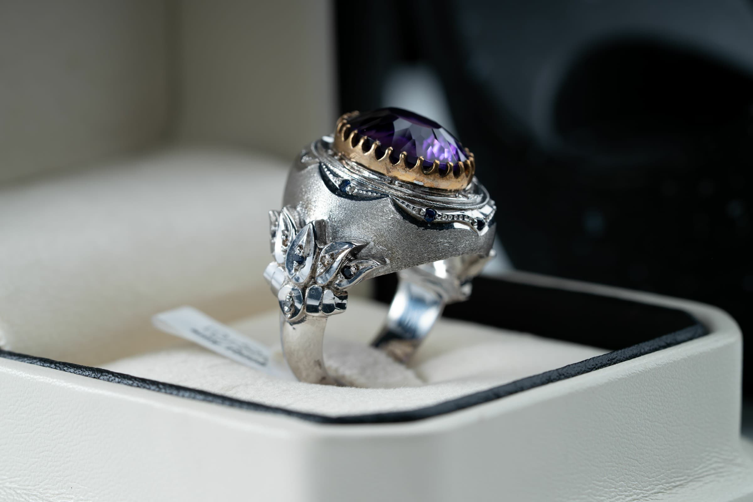 قطعة فريدة بتصميم مميز متوجه بحجر الجمشت ومرصعة بالزفير والالماس - تشكيلة الرجال, خواتم رجالية, جمشت