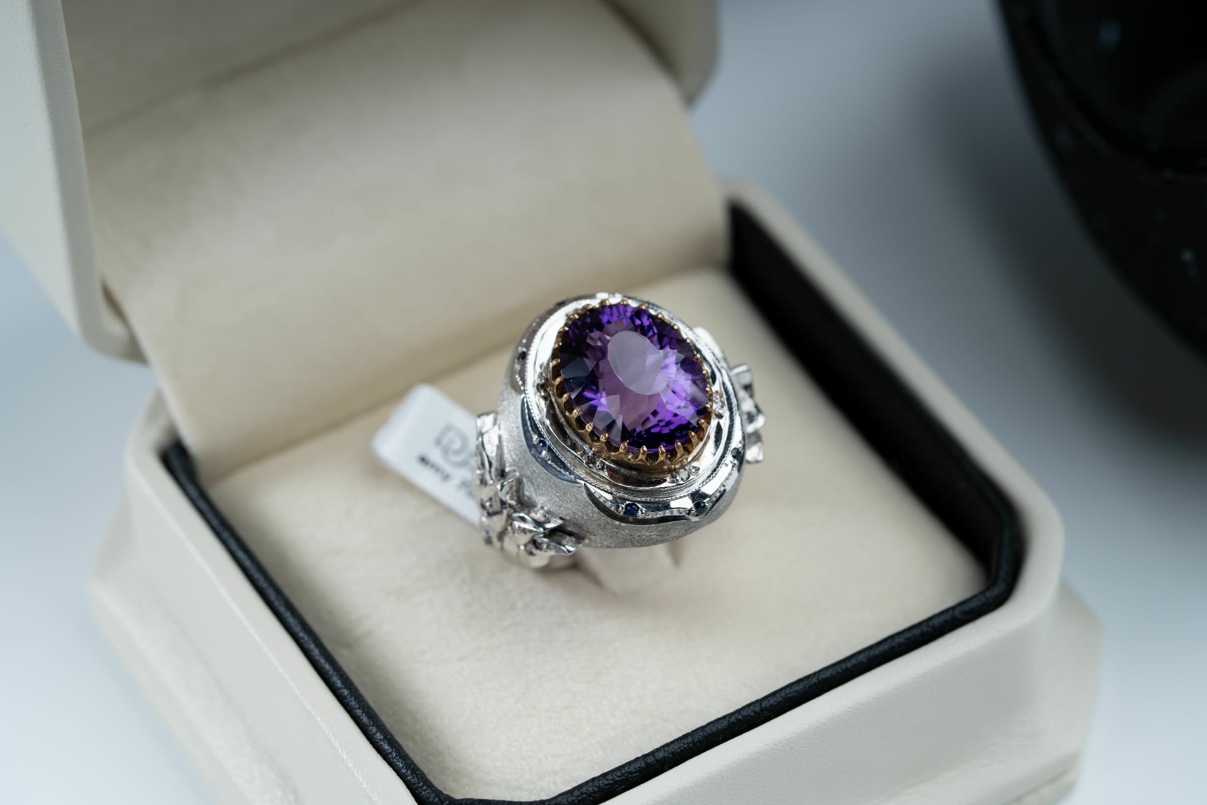 قطعة فريدة بتصميم مميز متوجه بحجر الجمشت ومرصعة بالزفير والالماس - تشكيلة الرجال, خواتم رجالية, جمشت