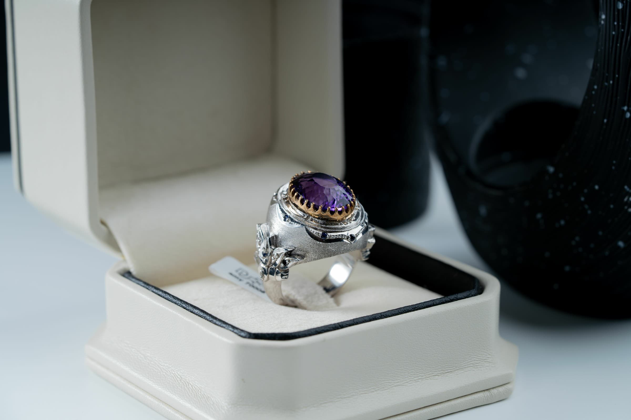 قطعة فريدة بتصميم مميز متوجه بحجر الجمشت ومرصعة بالزفير والالماس - تشكيلة الرجال, خواتم رجالية, جمشت