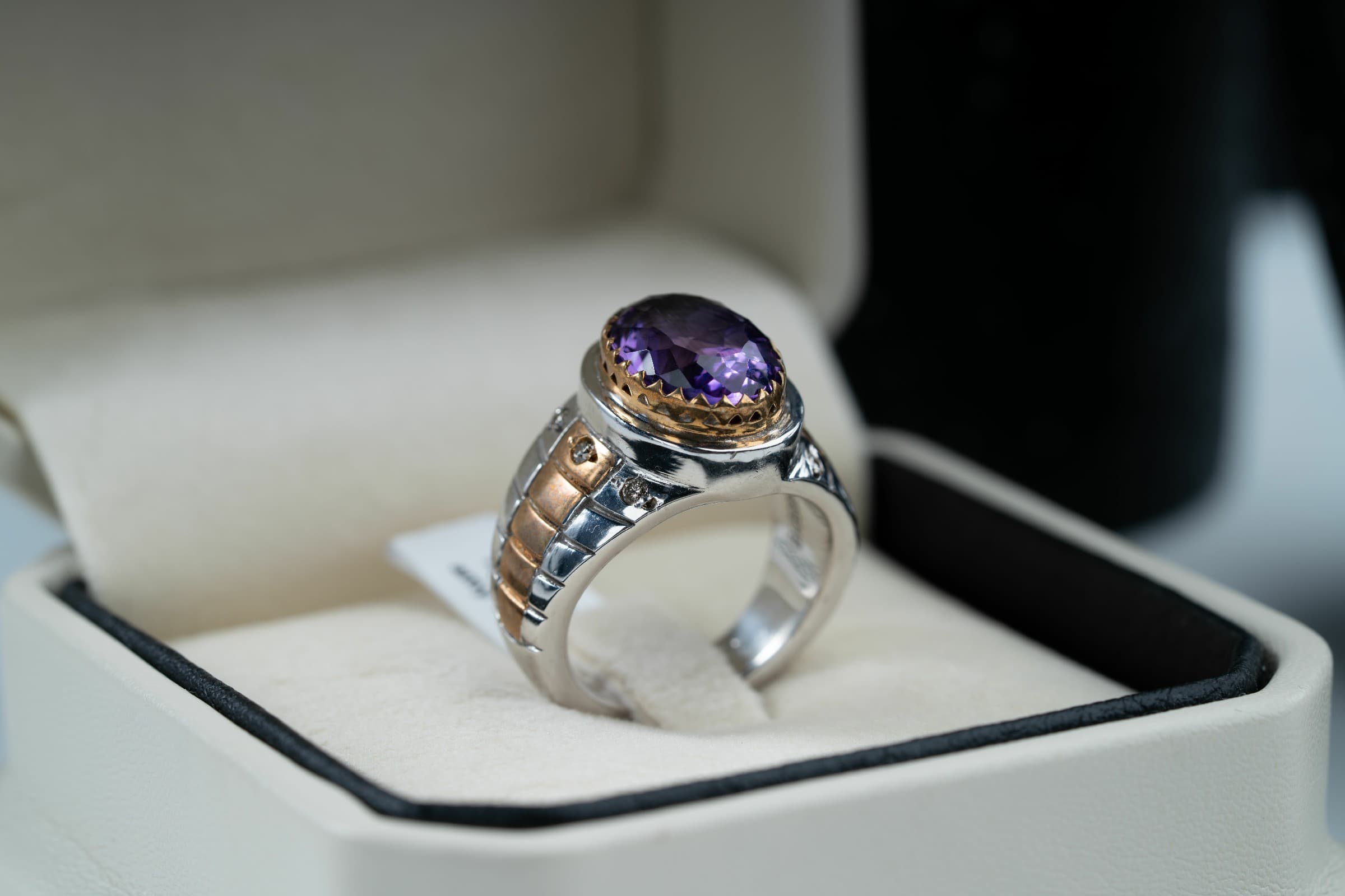 خاتم فاخر بحجر الجمشت وصياغة يدوية مميزة مع طلاء البرنج الذهبي - تشكيلة الرجال, خواتم رجالية, جمشت