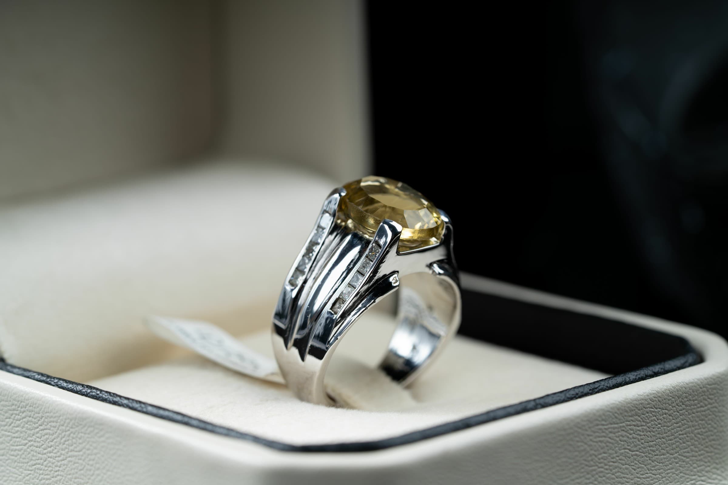 خاتم فاخر من الفضة المٌصاغ يدوياً مع حجر السترين وترصيع الالماس - تشكيلة الرجال, خواتم رجالية, سترين