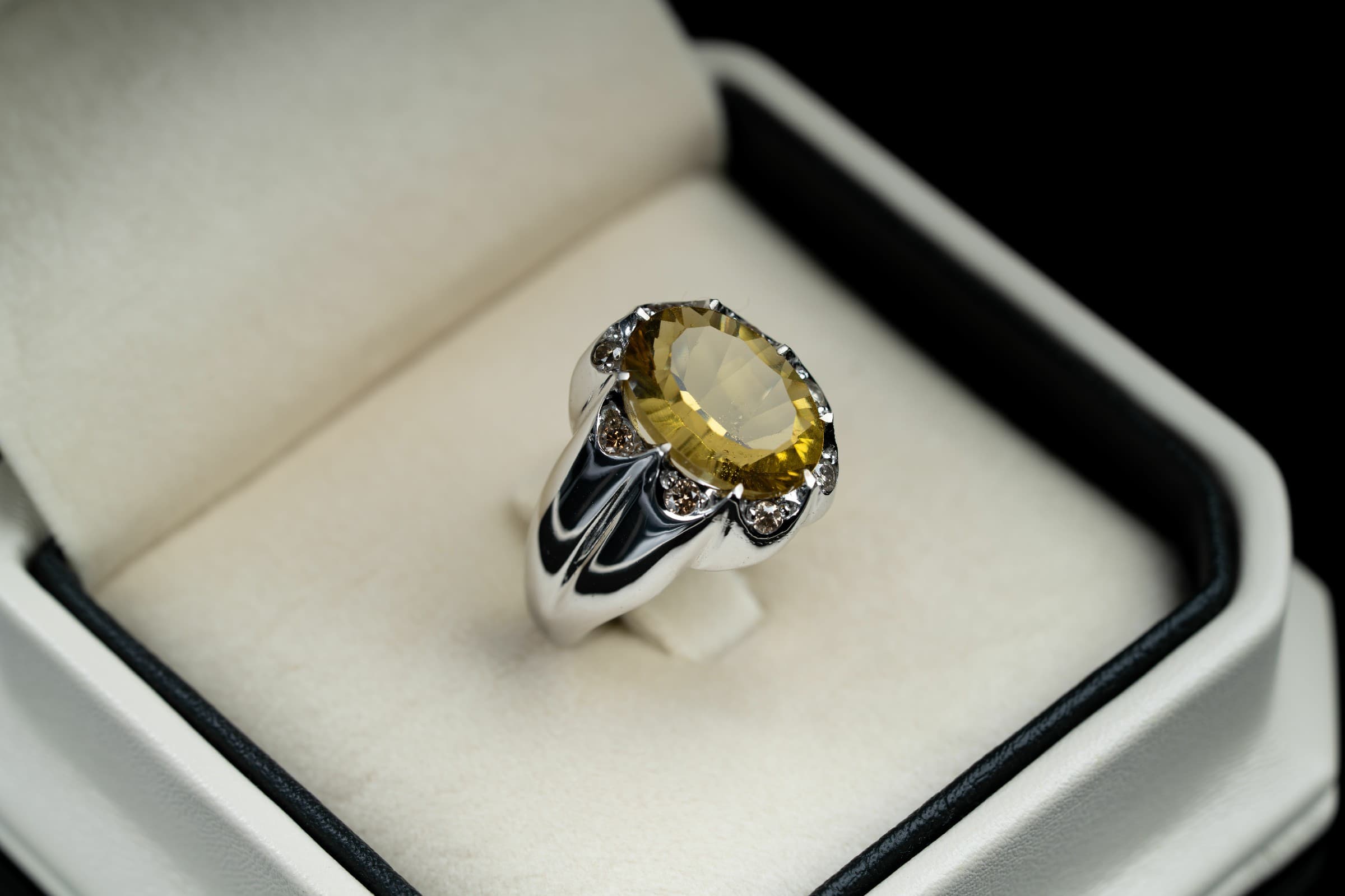 خاتم فخم من الفضة بحجر السترين الذهبي مع ترصيع الماس - تشكيلة الرجال, خواتم رجالية, سترين