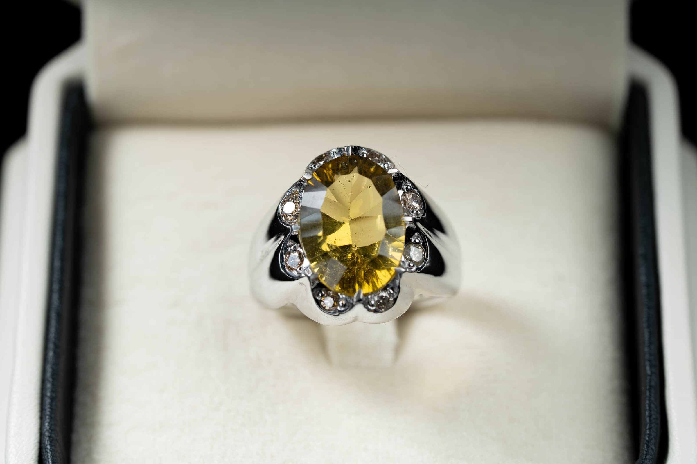 خاتم فخم من الفضة بحجر السترين الذهبي مع ترصيع الماس - تشكيلة الرجال, خواتم رجالية, سترين