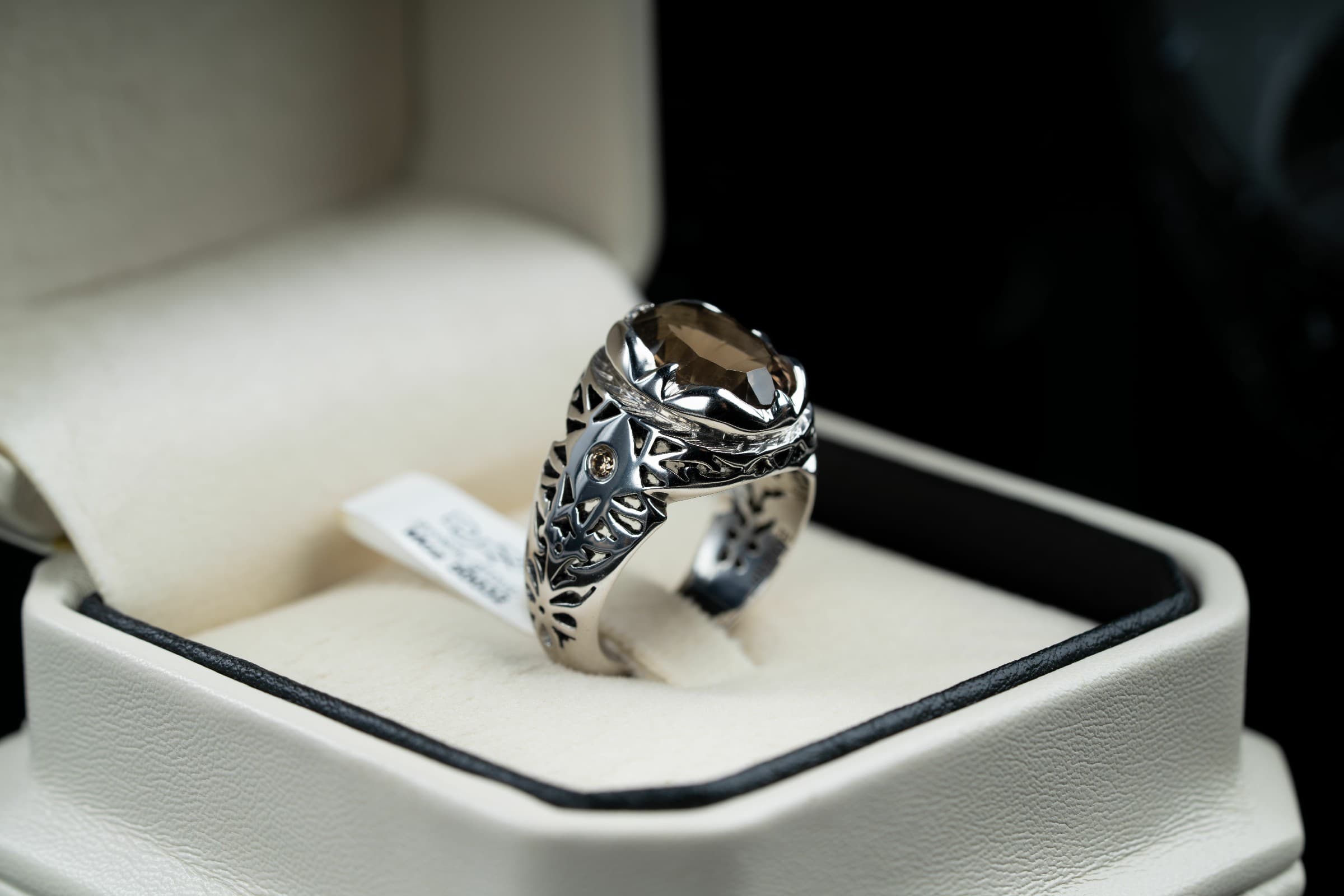 خاتم بتصميم ملكي مصاغ بنقش يدوي مع حجر الكوارتز السموكي وترصيع الالماس - تشكيلة الرجال, خواتم رجالية, سترين