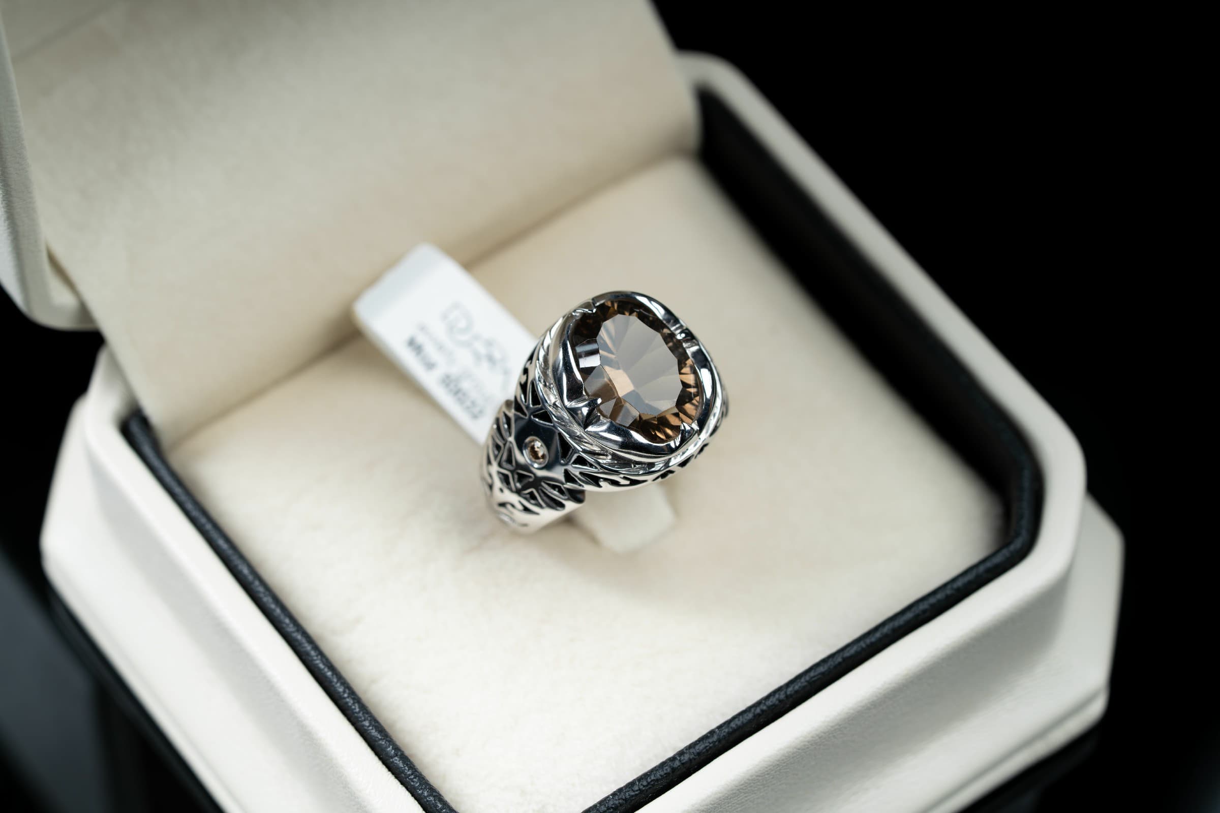 خاتم بتصميم ملكي مصاغ بنقش يدوي مع حجر الكوارتز السموكي وترصيع الالماس - تشكيلة الرجال, خواتم رجالية, سترين