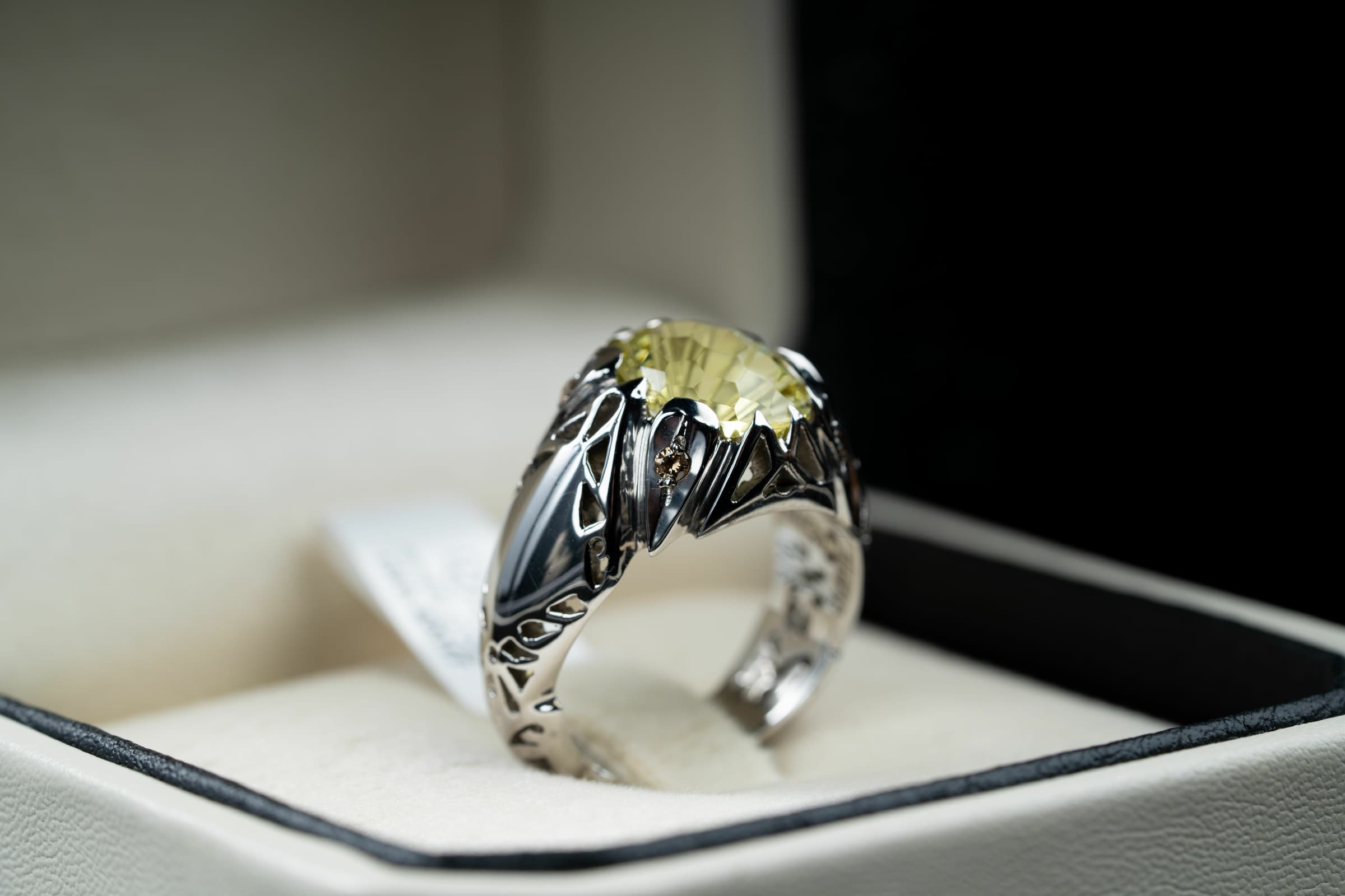 خاتم بتصميم فاخر مصاغ يدوي بالكامل مع حجر الكوارتز الليموني مع ترصيع الماس - تشكيلة الرجال, خواتم رجالية, سترين