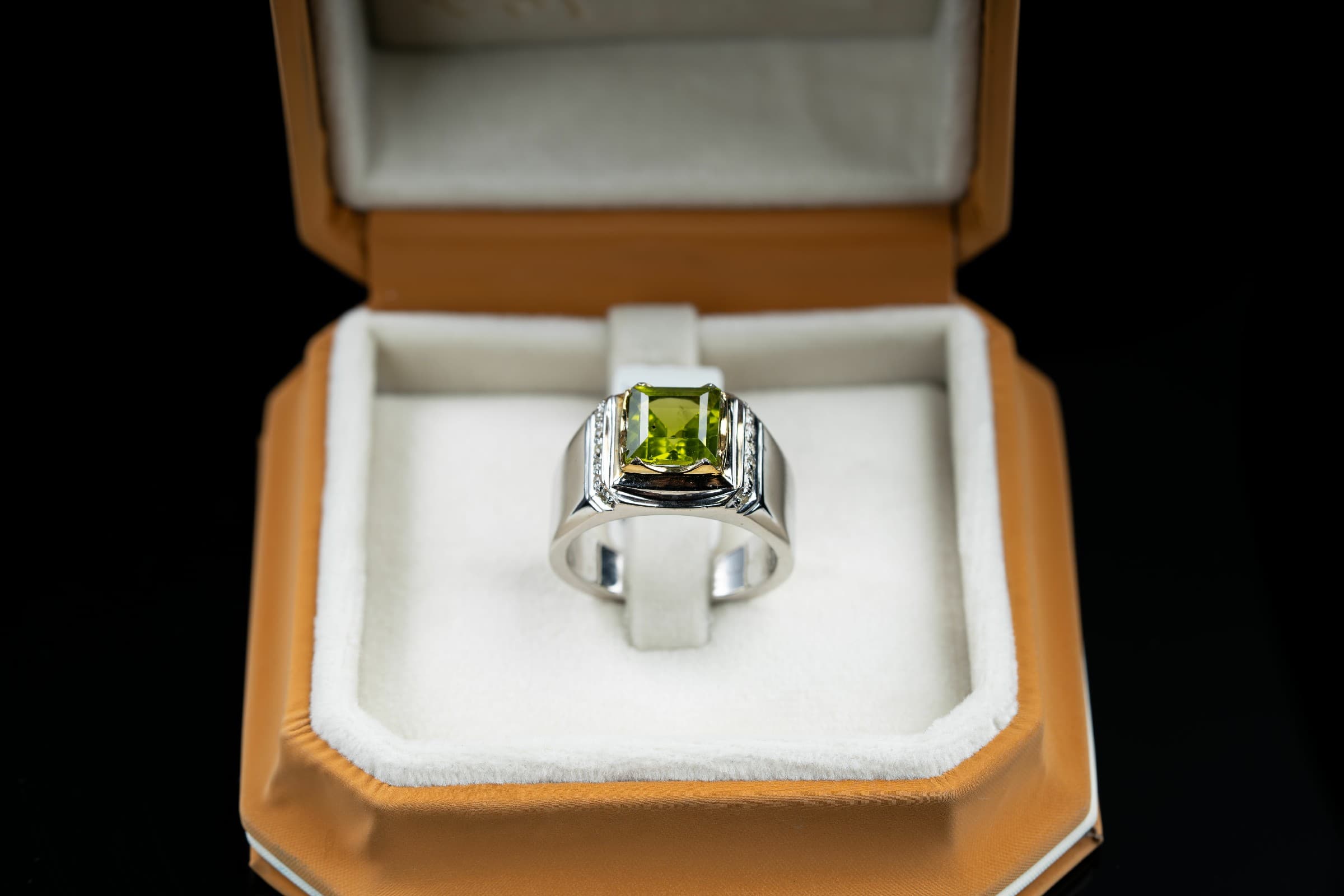 خاتم رجالي فضة مصاغ يدوي بحجر الزبرجد الاخضر مع ترصيع الماس - تشكيلة الرجال, خواتم رجالية, زبرجد