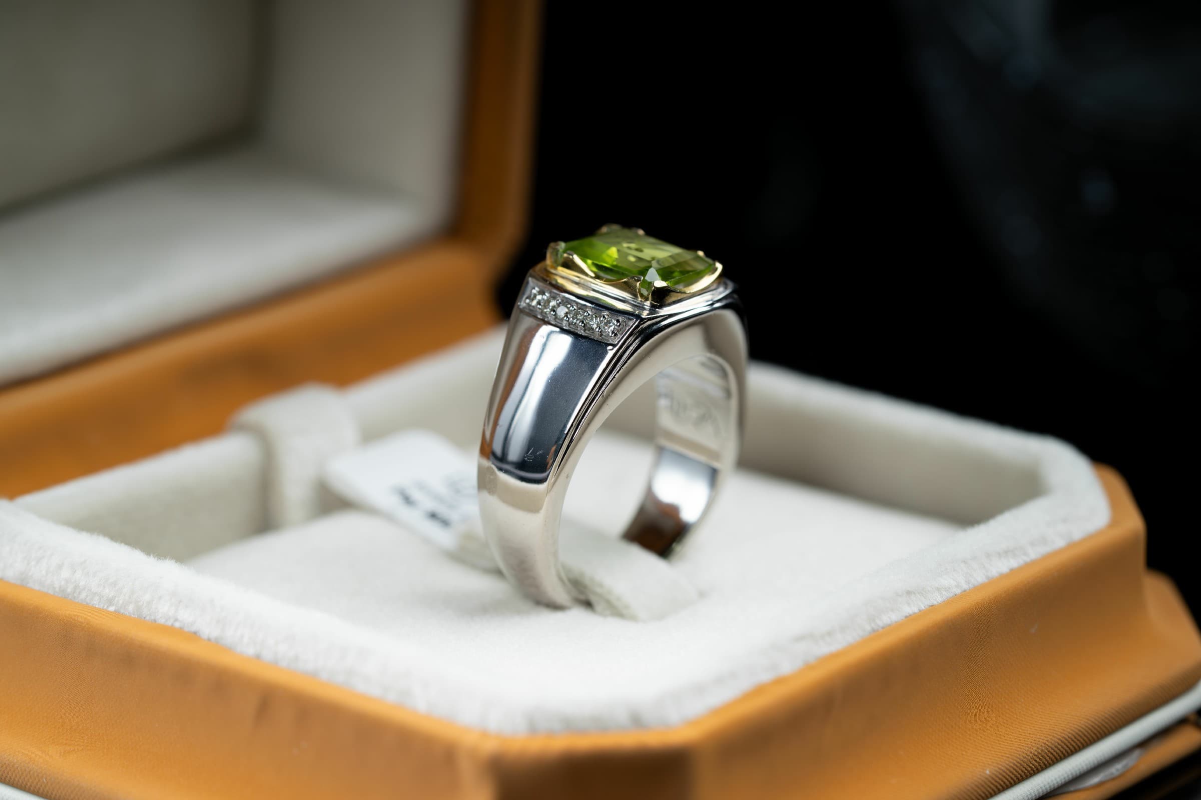 خاتم ذهب أبيض بحجر زبرجد أخضر - تشكيلة الرجال, خواتم رجالية, زبرجد