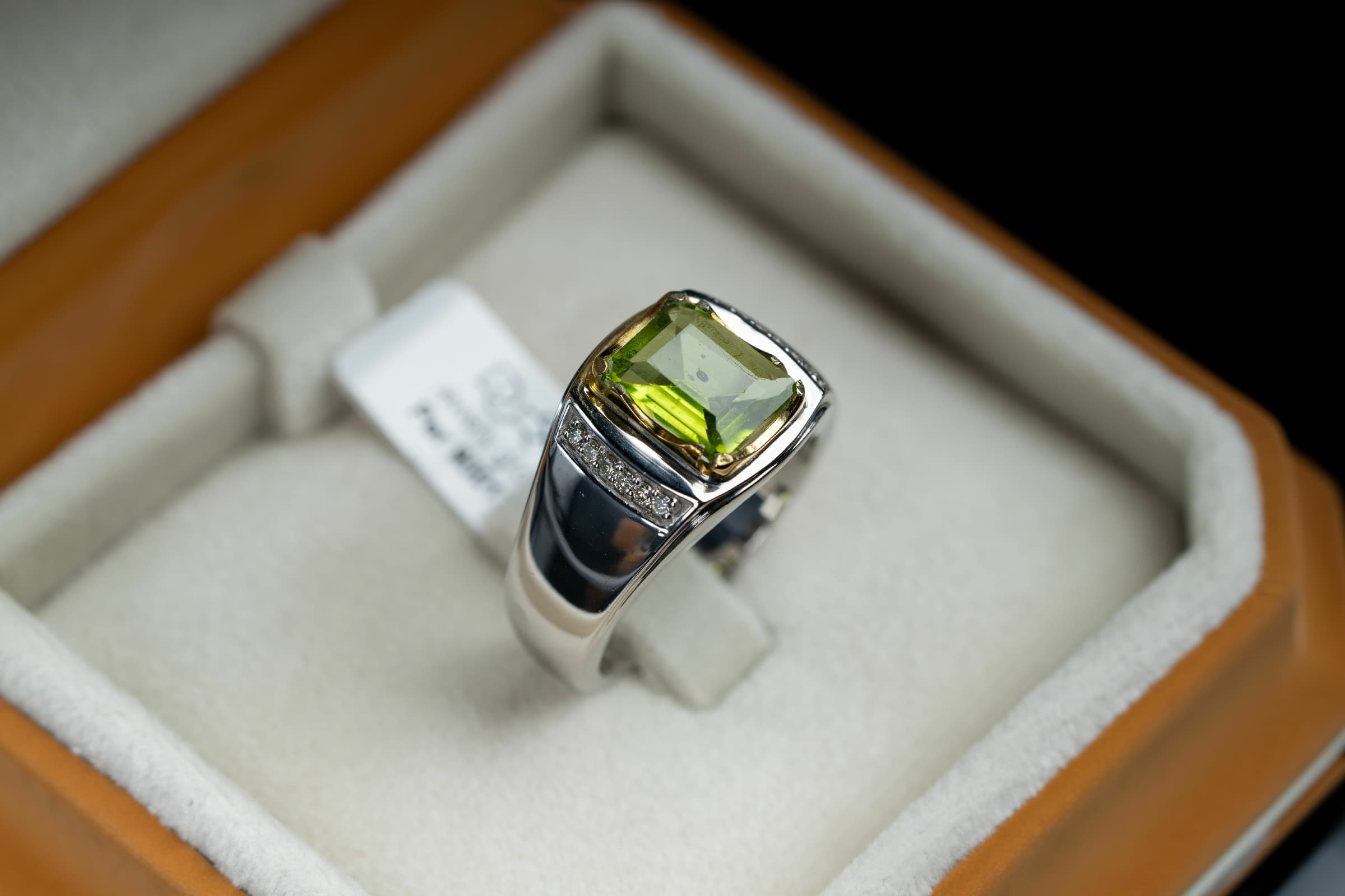 خاتم ذهب أبيض بحجر زبرجد أخضر - تشكيلة الرجال, خواتم رجالية, زبرجد