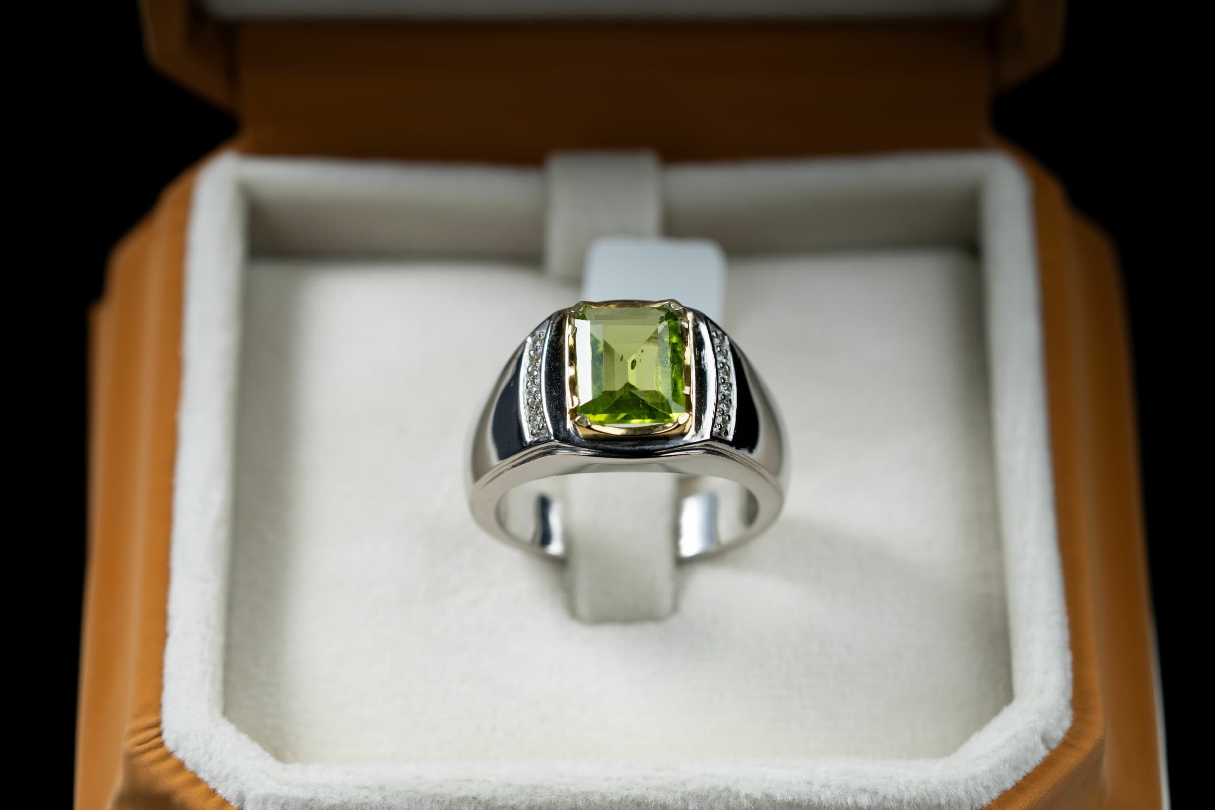 خاتم ذهب أبيض بحجر زبرجد أخضر - تشكيلة الرجال, خواتم رجالية, زبرجد