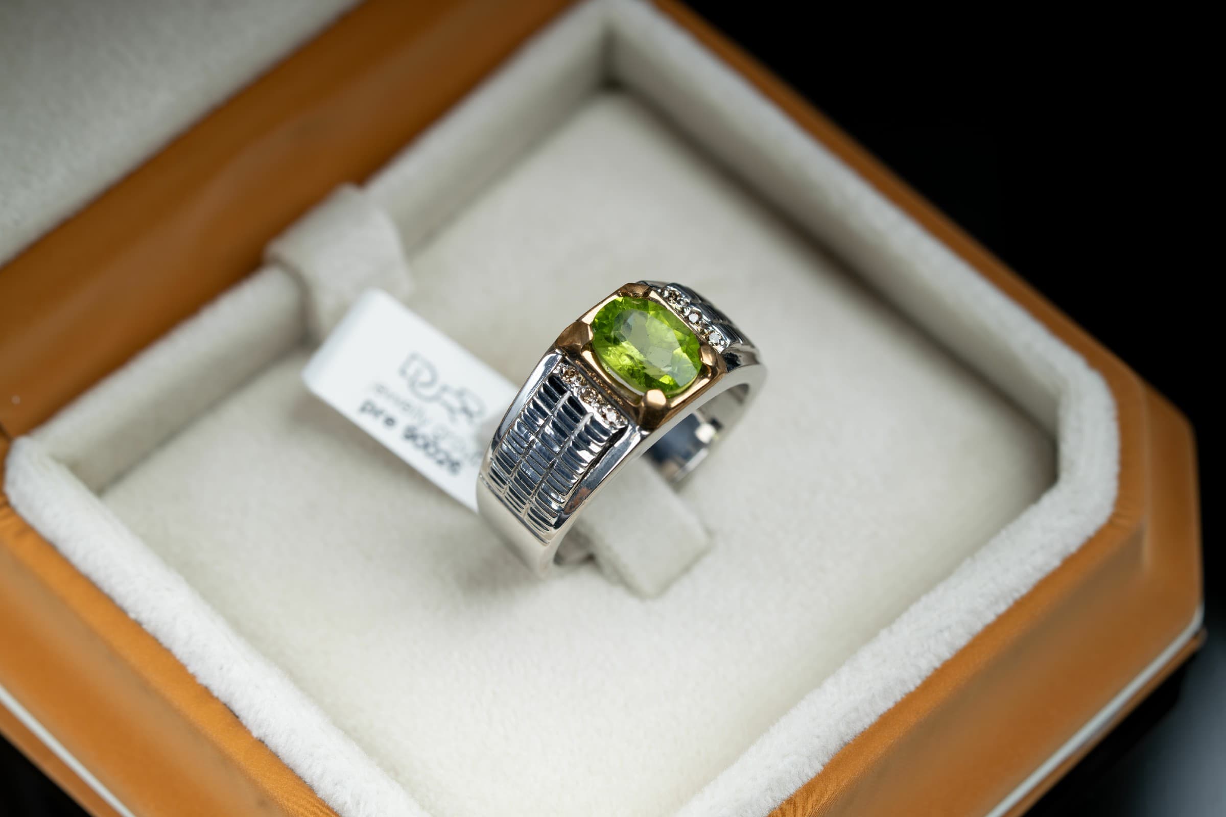 خاتم فاخر مصاغ يدوي بحجر الزبرجد الاخضر مع ترصيع الماس - تشكيلة الرجال, خواتم رجالية, زبرجد