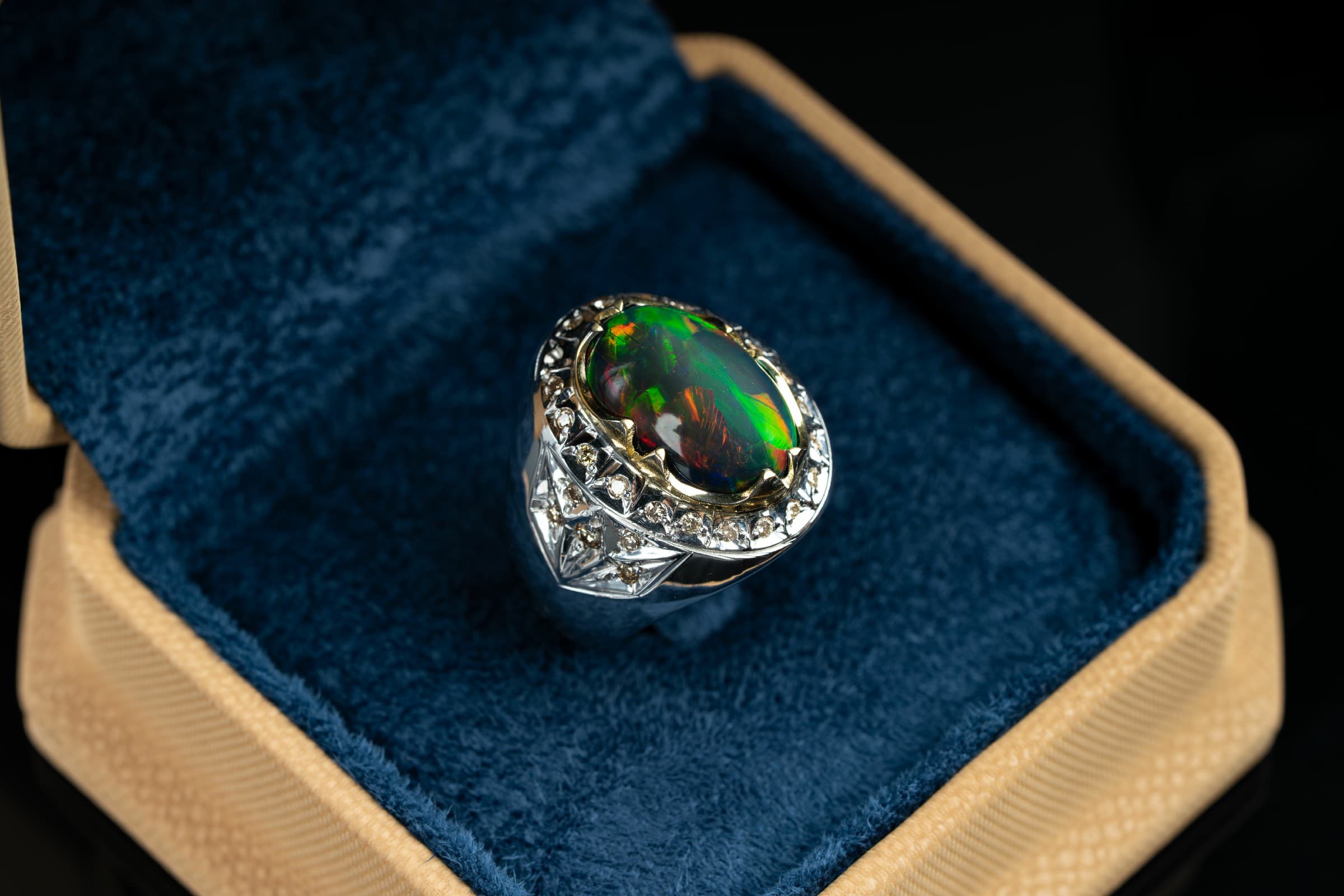 خاتم فضة صياغة يدوية بحجر الاوبال ومرصع الماس - تشكيلة الرجال, خواتم رجالية, أوبال أثيوبي