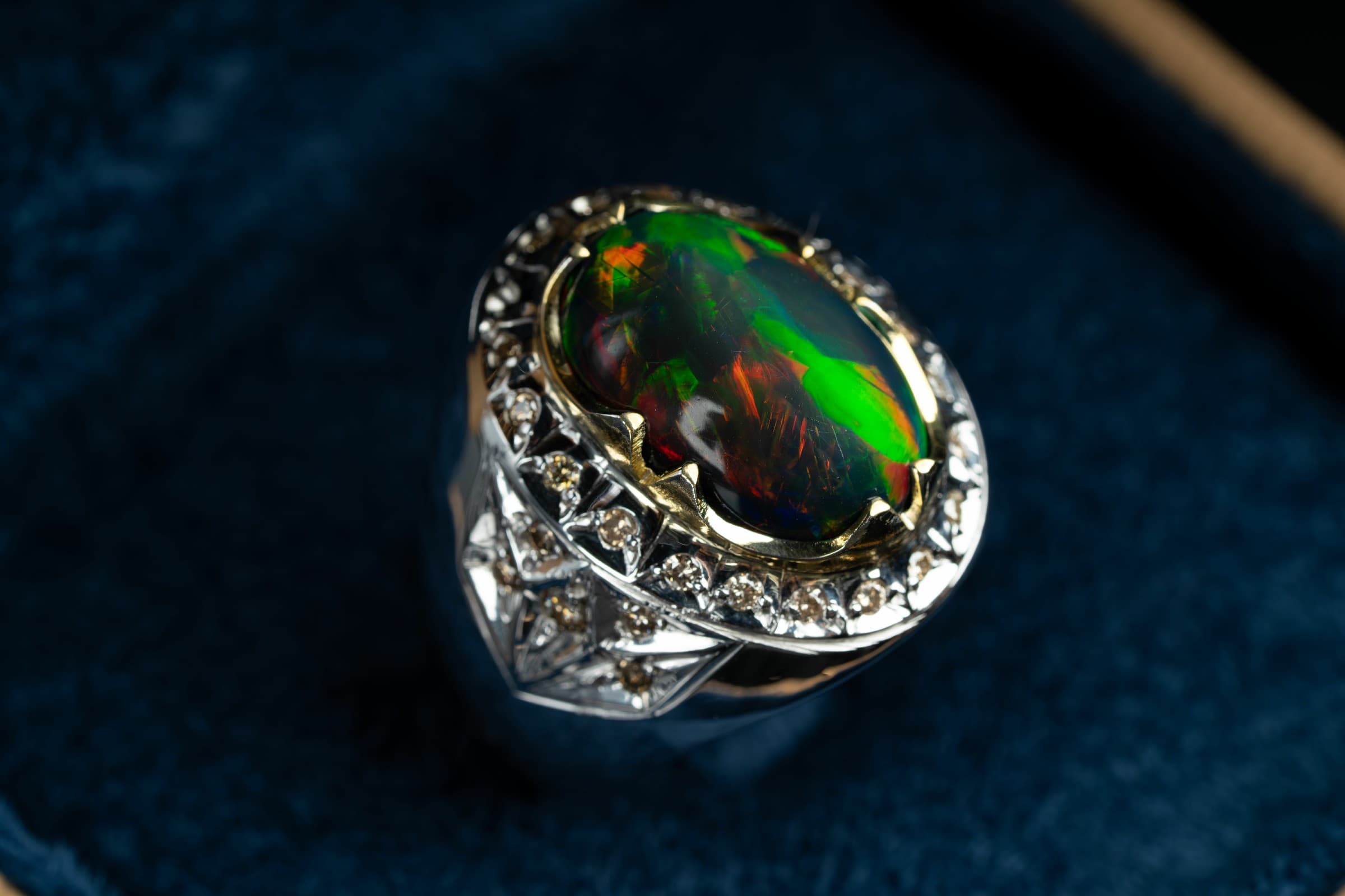 خاتم فضة صياغة يدوية بحجر الاوبال ومرصع الماس - تشكيلة الرجال, خواتم رجالية, أوبال أثيوبي