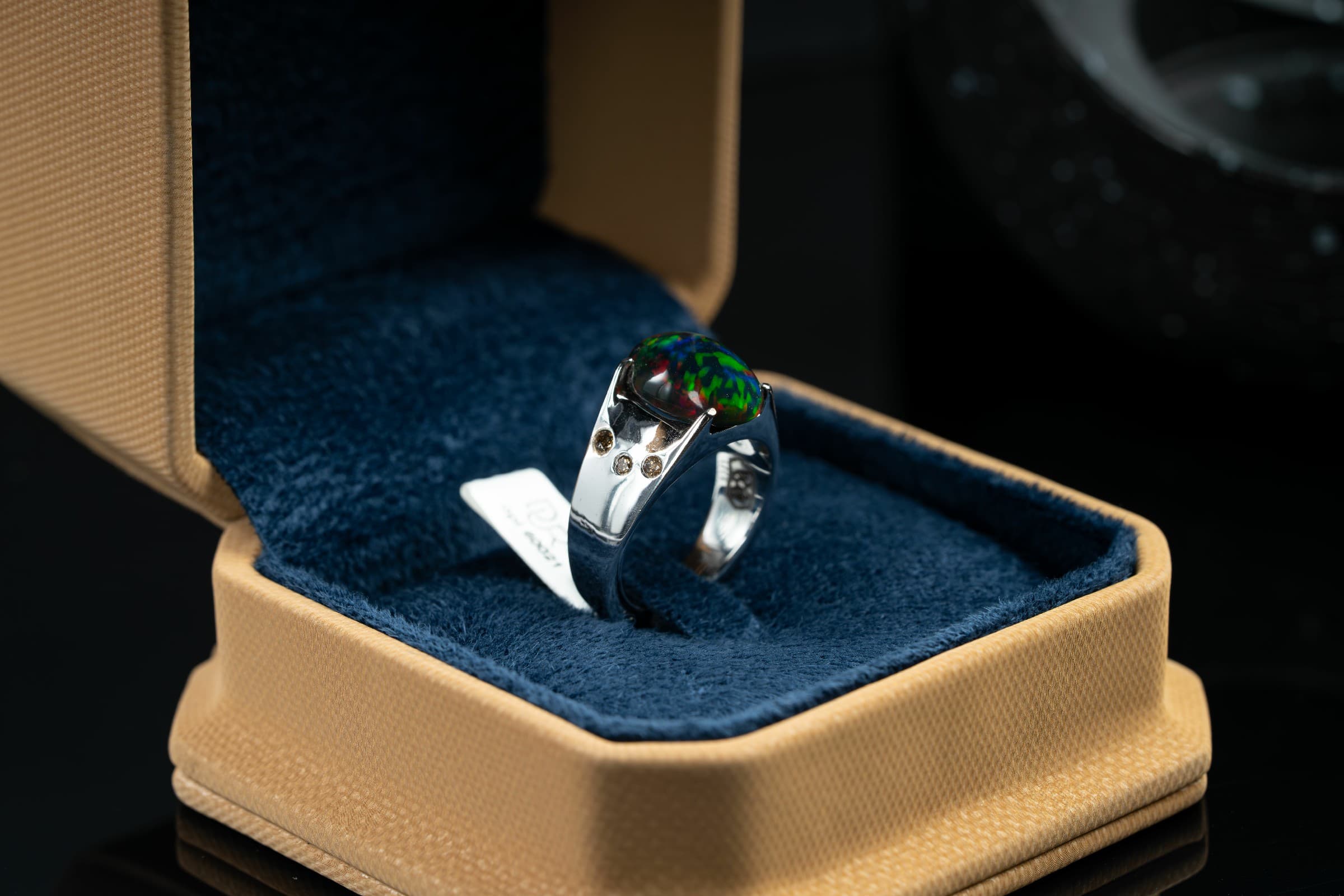 خاتم فضي بحجر الأوبال الاثيوبي مع ترصيع الماس - تشكيلة الرجال, خواتم رجالية, أوبال أثيوبي