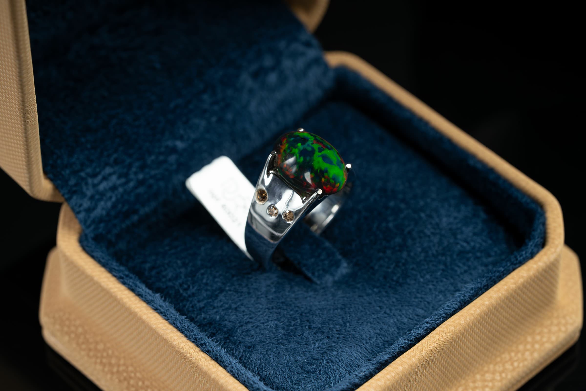 خاتم فضي بحجر الأوبال الاثيوبي مع ترصيع الماس - تشكيلة الرجال, خواتم رجالية, أوبال أثيوبي
