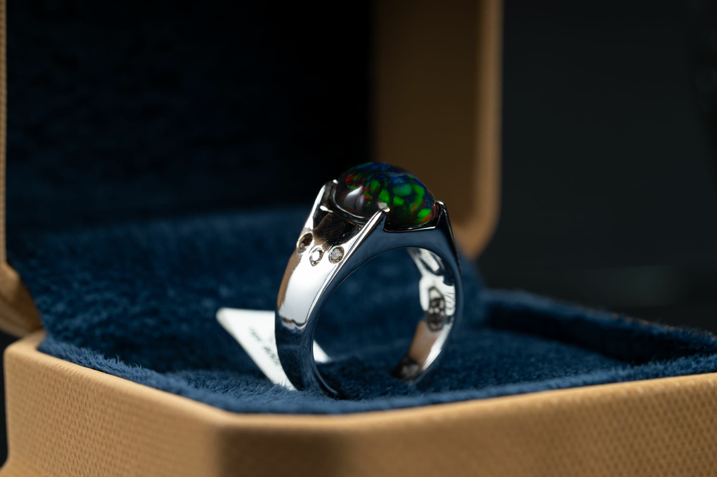 خاتم فضي بحجر الأوبال الاثيوبي مع ترصيع الماس - تشكيلة الرجال, خواتم رجالية, أوبال أثيوبي