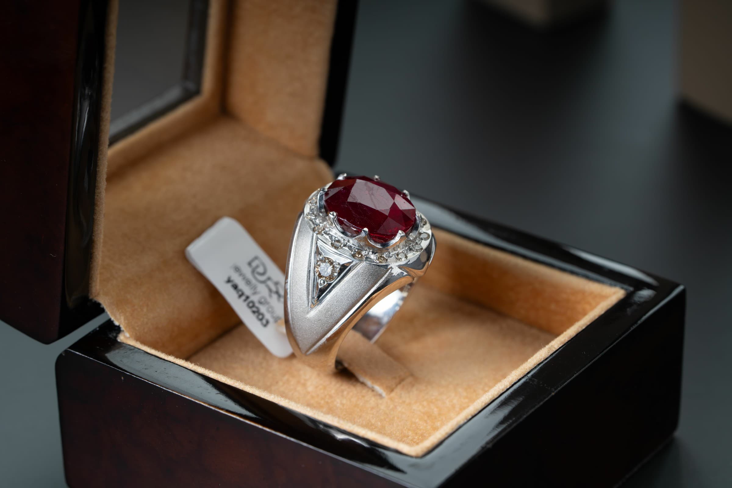 خاتم فخم من الياقوت الافريقي الاحمر مع ترصيع الماس - تشكيلة الرجال, خواتم رجالية, ياقوت