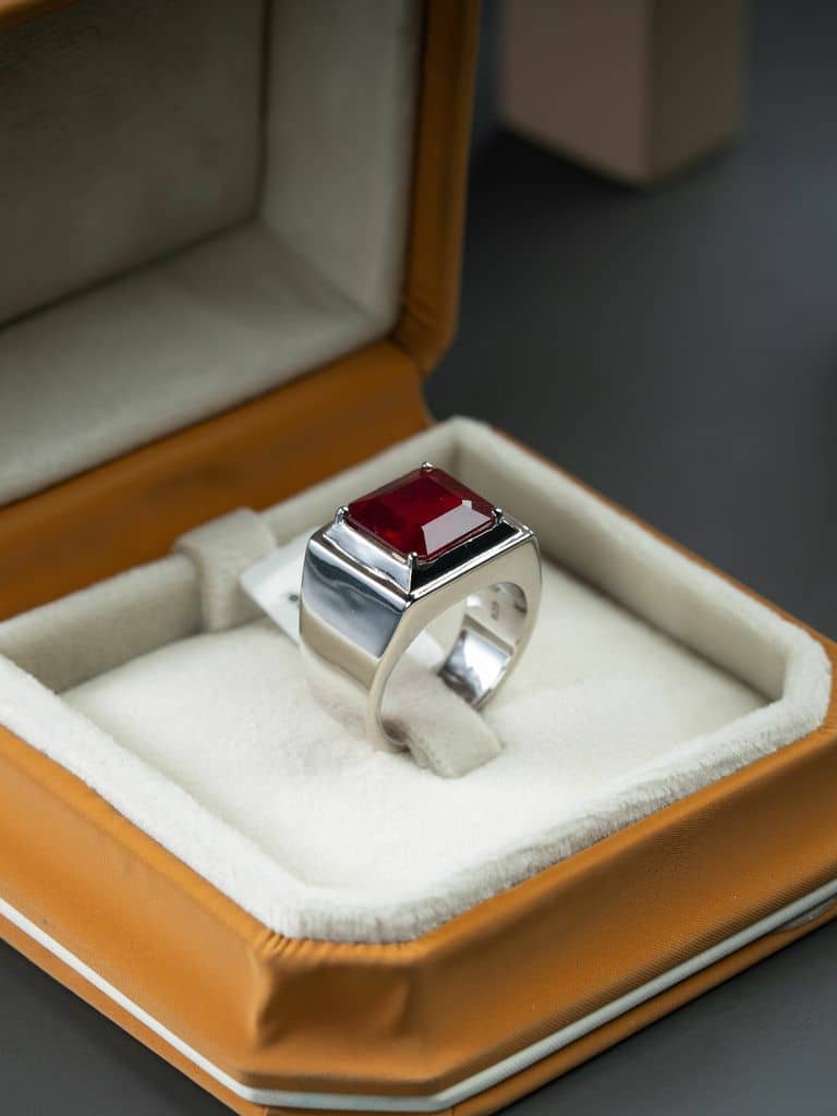 خاتم فضة رجالي صياغة يدوية مع حجر الياقوت الافريقي - alternate view