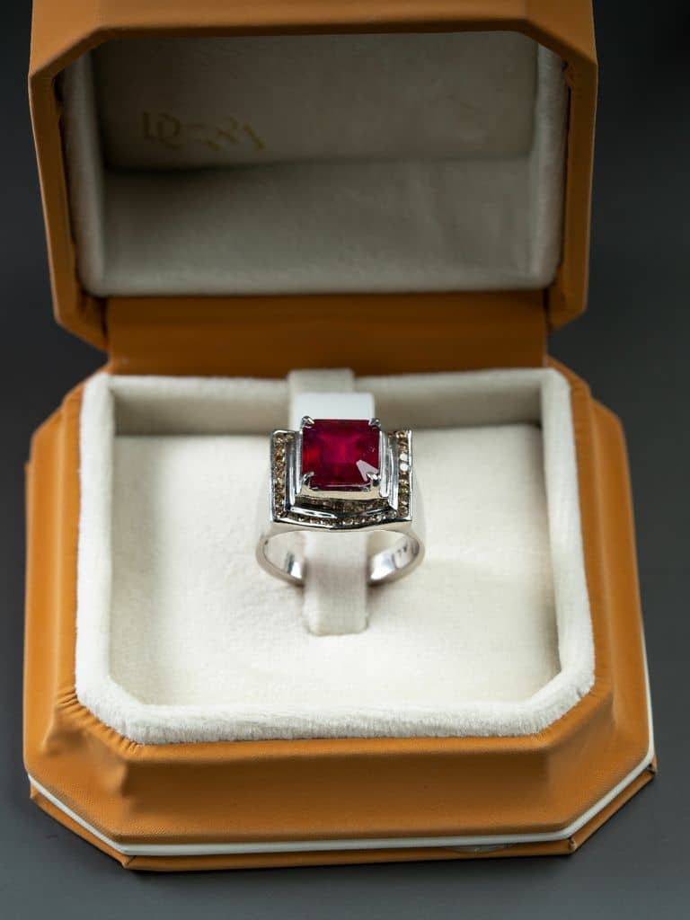 خاتم رجالي صياغة يدوية بحجر الياقوت الافريقي - alternate view