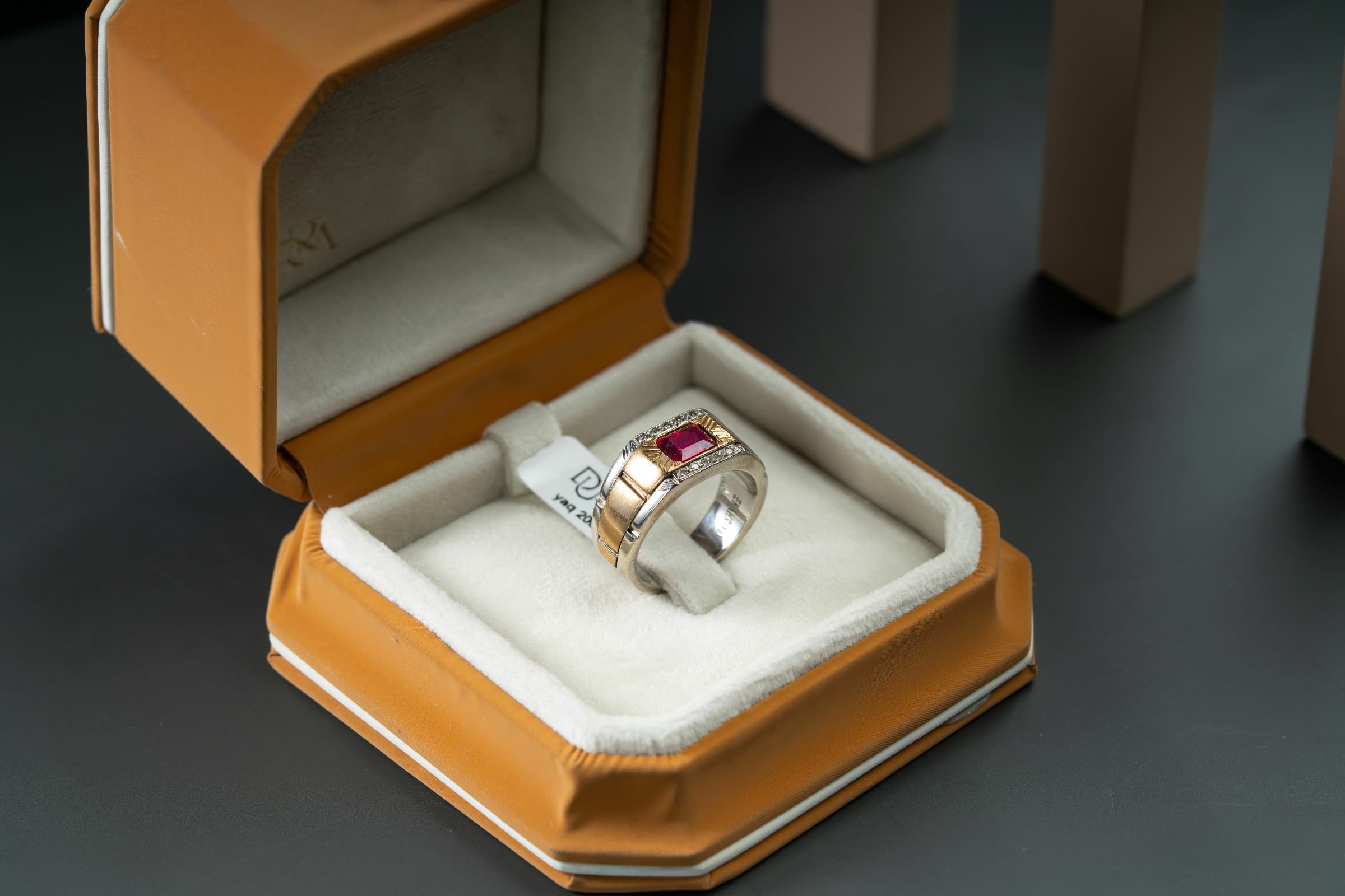 خاتم مزيج بين الفضة والبرنج الذهبي مع حجر الياقوت الافريقي - تشكيلة الرجال, خواتم رجالية, ياقوت