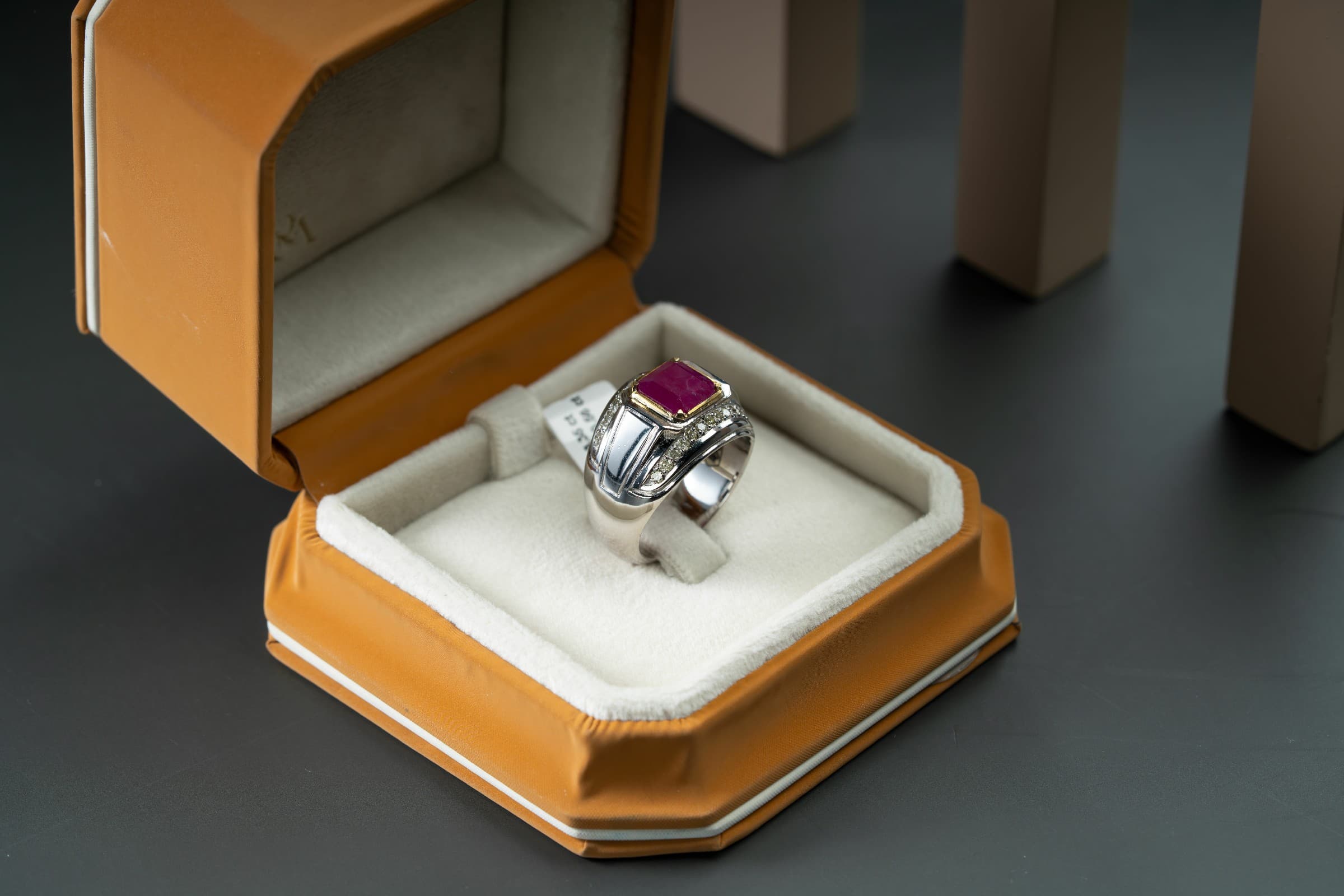 خاتم رجالي فاخر بالياقوت البورمي والالماس - تشكيلة الرجال, ياقوت, خواتم رجالية