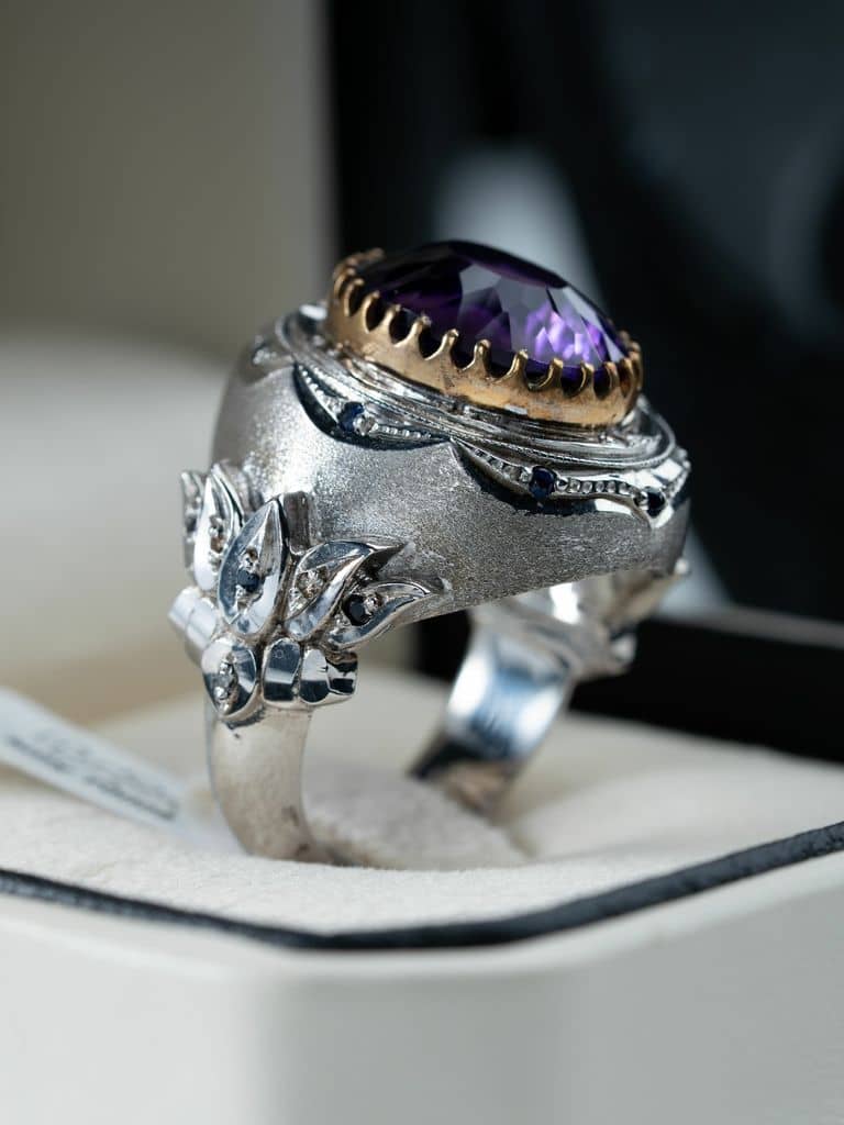 قطعة فريدة بتصميم مميز متوجه بحجر الجمشت ومرصعة بالزفير والالماس - alternate view