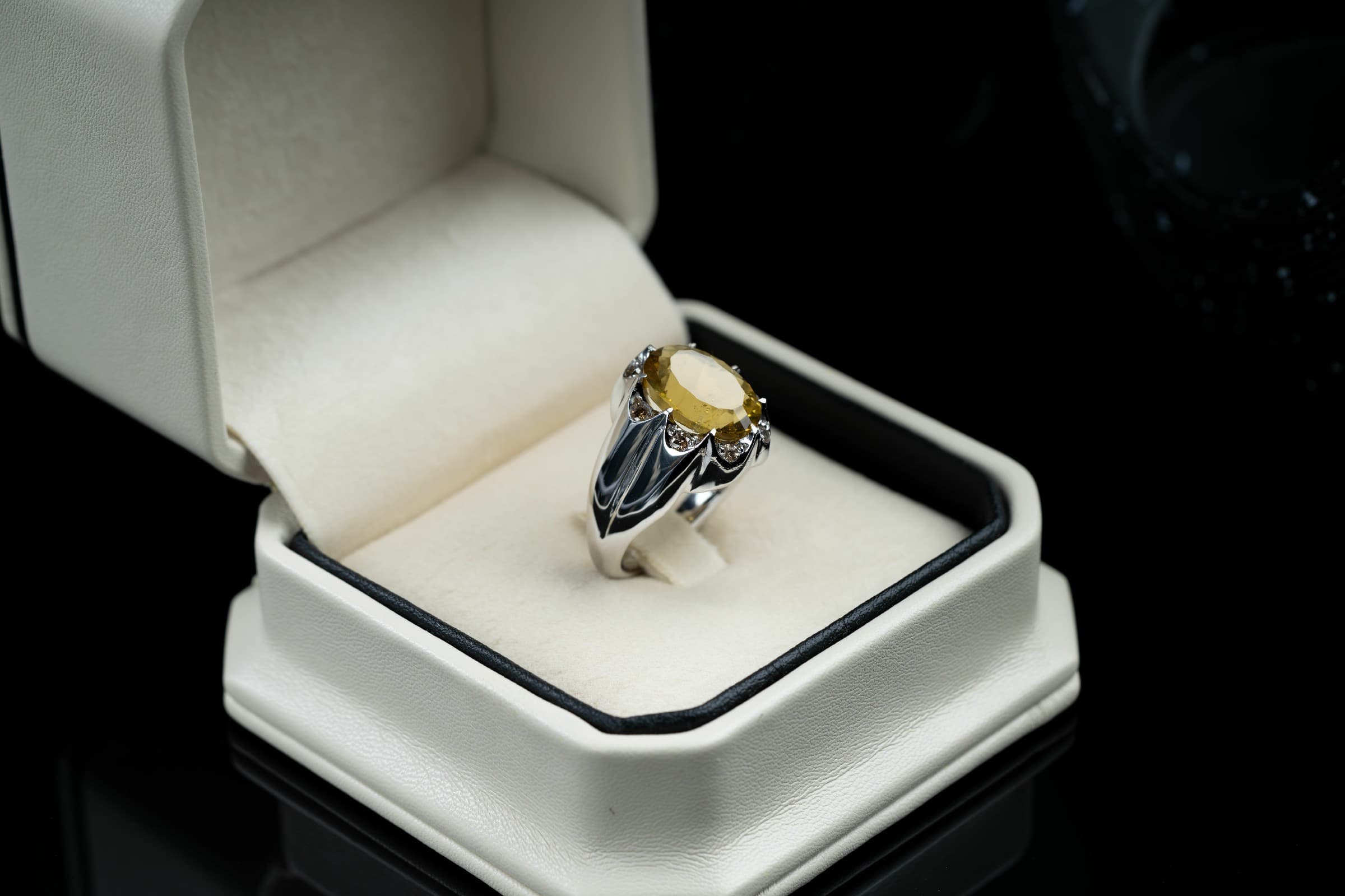 خاتم فخم من الفضة بحجر السترين الذهبي مع ترصيع الماس - تشكيلة الرجال, خواتم رجالية, سترين