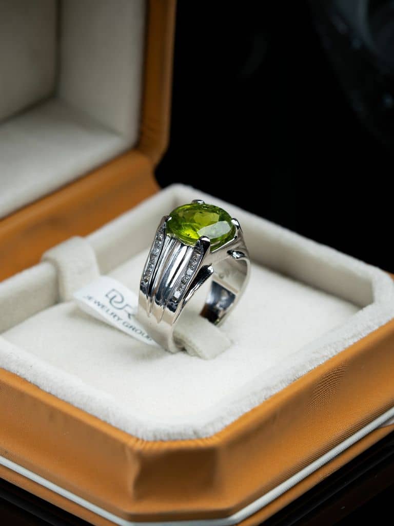 خاتم فضة بحجر الزبرجد الأخضر مع ترصيع الماس - alternate view