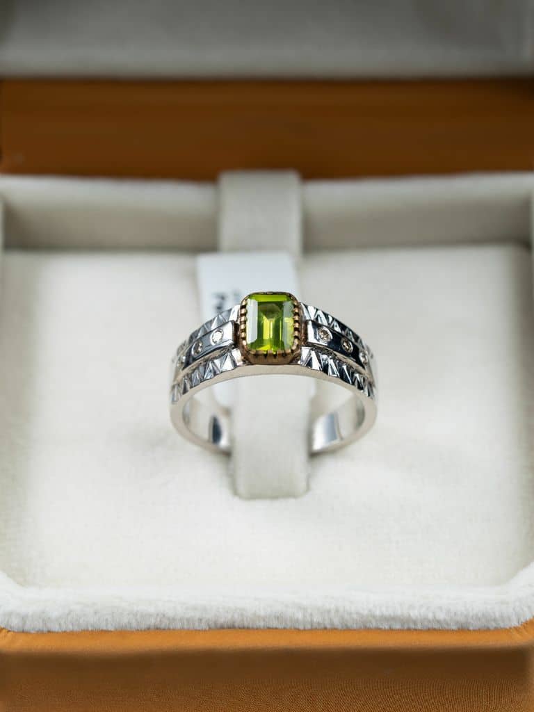 خاتم فضة مرصع بالزبرجد الأخضر وترصيع الماس - alternate view