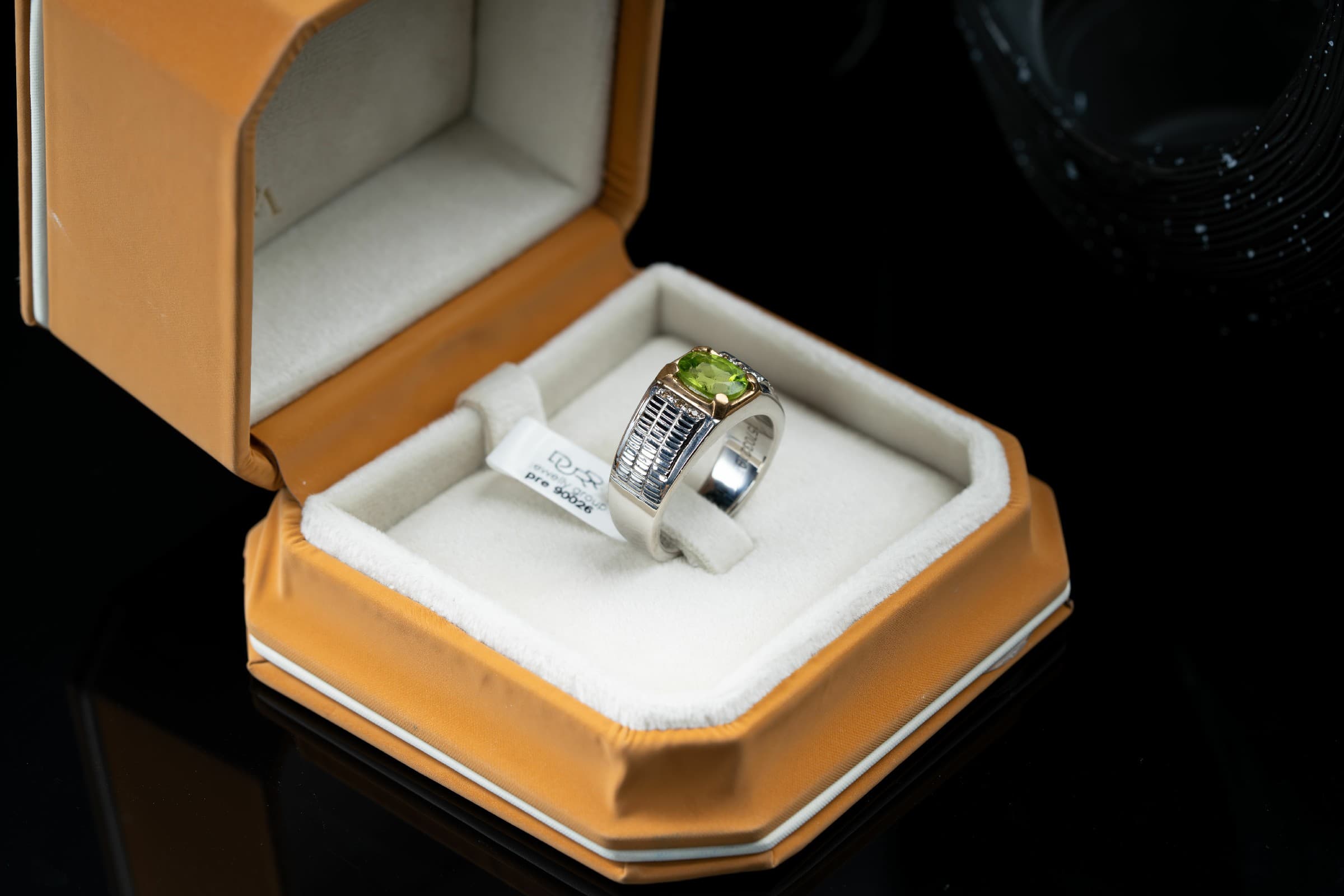 خاتم فاخر مصاغ يدوي بحجر الزبرجد الاخضر مع ترصيع الماس - تشكيلة الرجال, خواتم رجالية, زبرجد