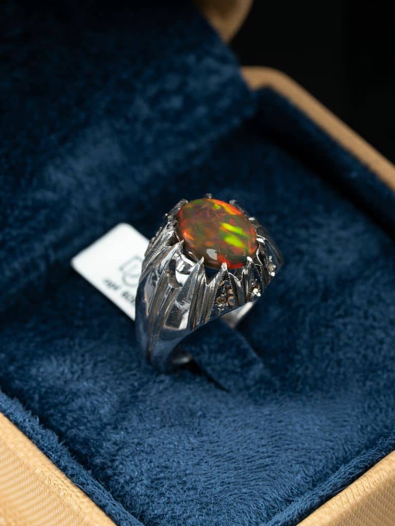 خاتم فضة ملكي صياغة يدوية بحجر أوبال وترصيع الماس - alternate view