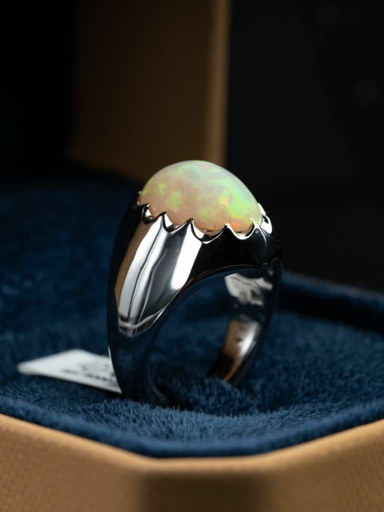 خاتم فضة مميز بحجر الاوبال الابيض الاثيوبي - alternate view