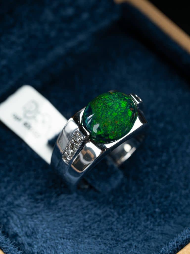 خاتم فضة مرصع بحجر الاوبال الاثيوبي والالماس - alternate view