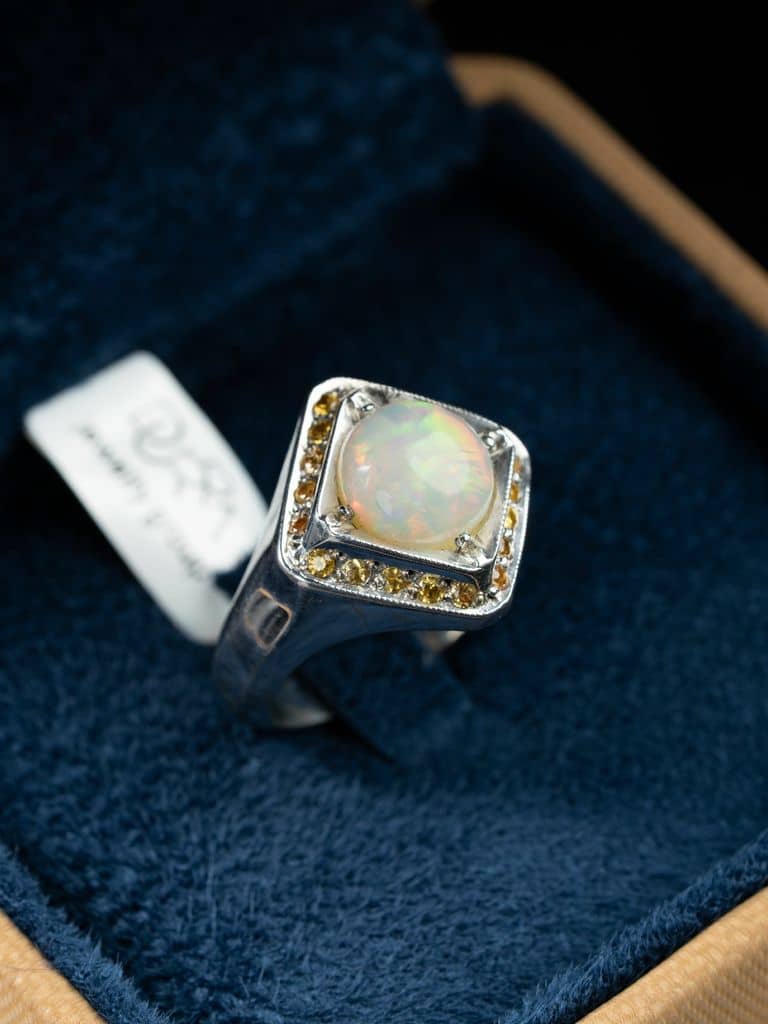 خاتم مميز بحجر الاوبال الابيض الاثيوبي مع ترصيع بحجر السفاير الاصفر - alternate view