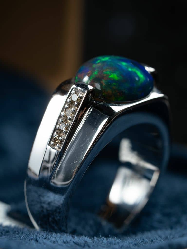 خاتم فضة صياغة يدوية بحجر الاوبال مع ترصيع الماس - alternate view