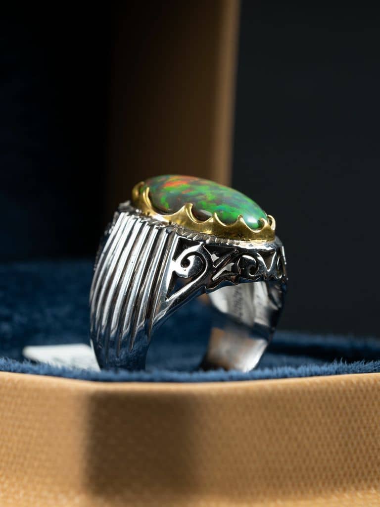 خاتم فضة فاخر بحجر الأوبال الاثيوبي مع ترصيع الالماس - alternate view